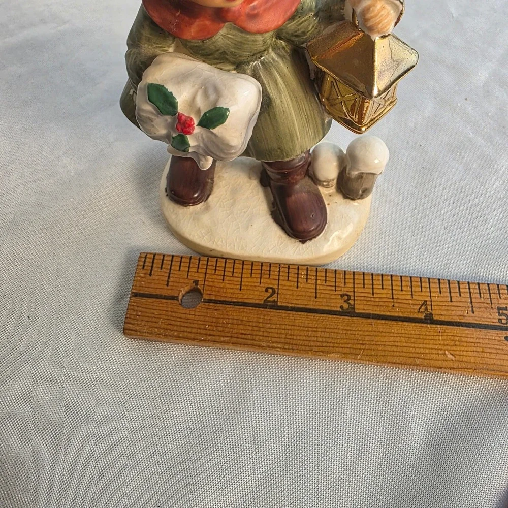 Rare Napco Christmas Girl Figurine X8367 Muff‎ Lantern Holly Hand Painted